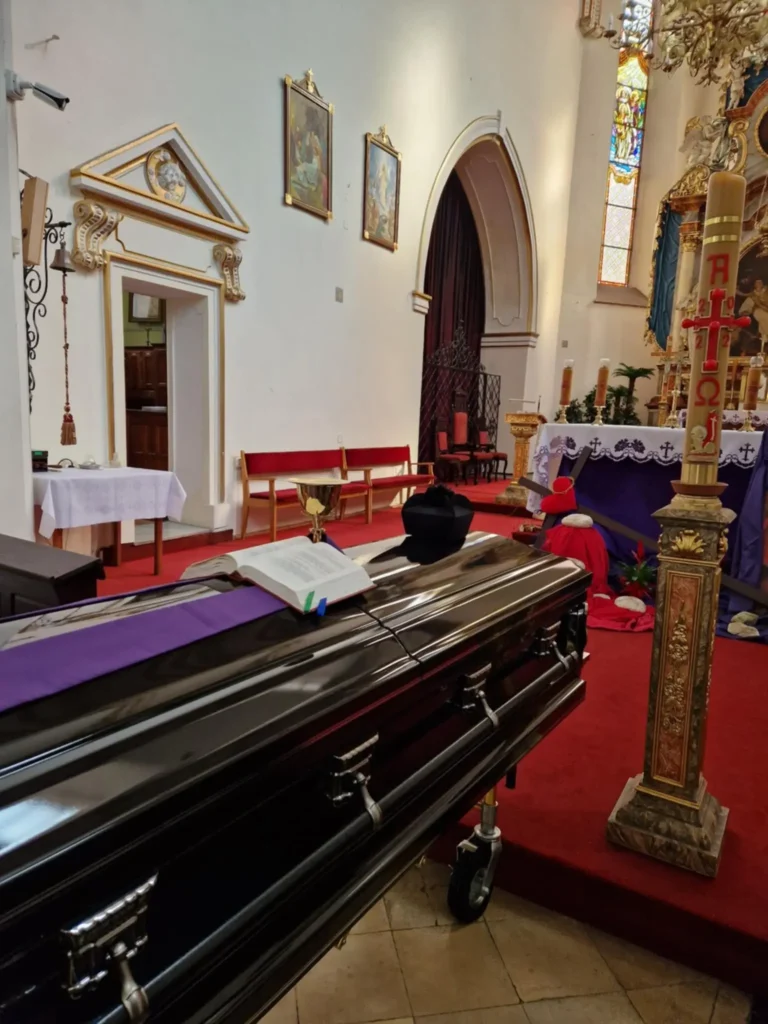 Trumna podczas ceremonii pogrzebowej w kościele