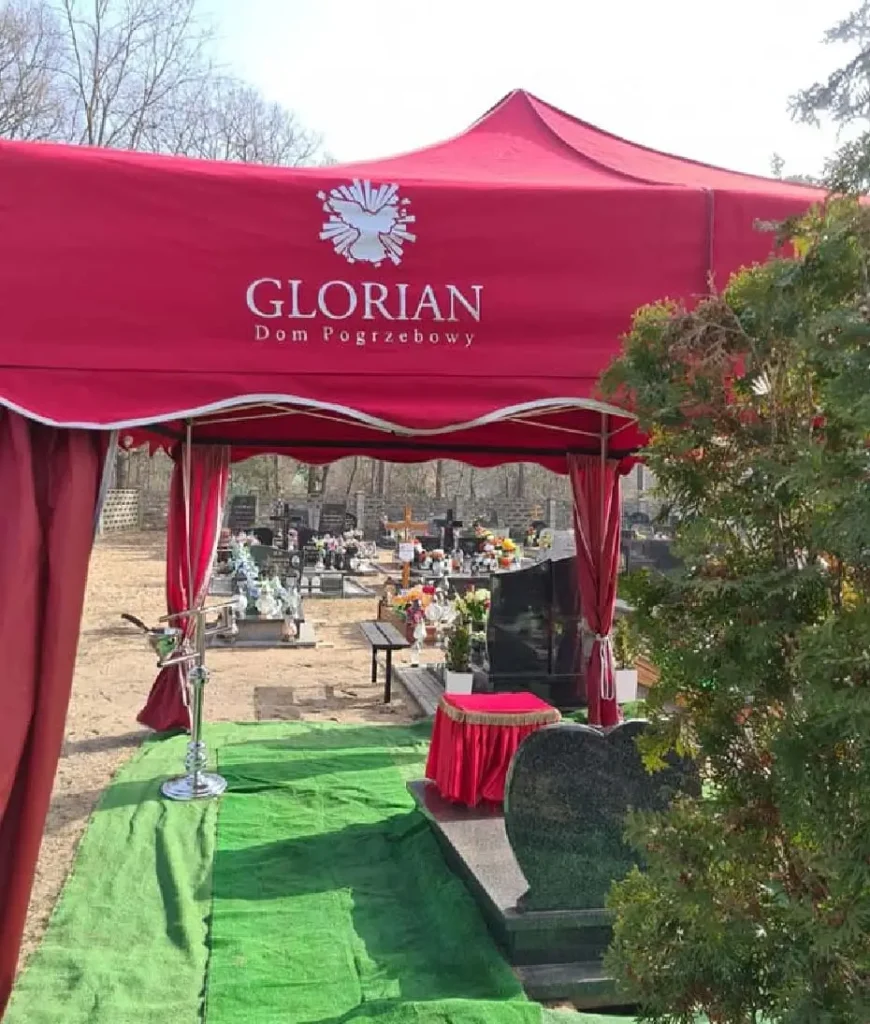 Namiot pogrzebowy Glorian przygotowany do ceremonii na cmentarzu