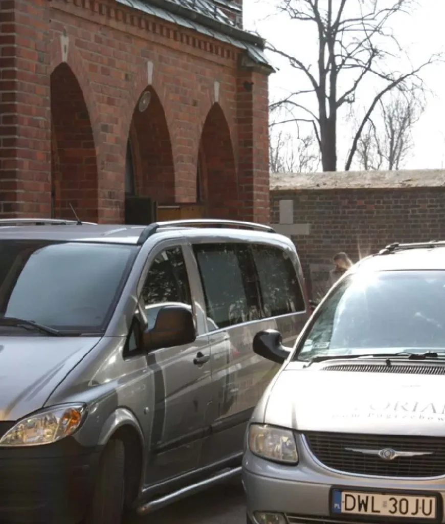 Transport pogrzebowy podczas ceremonii w Ścinawie